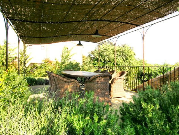 Pergola en fer forg&eacute; et canisse