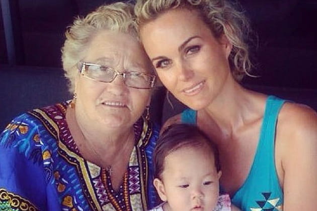 Moments de tendresse avec sa grand-m&egrave;re et Joy