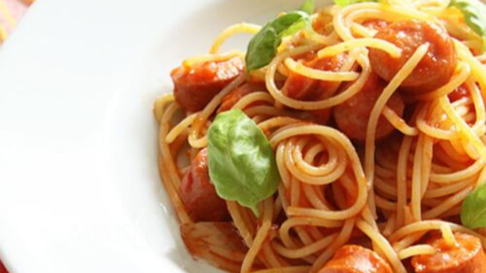 Spaghetti aux saucisses et à la sauce marinara