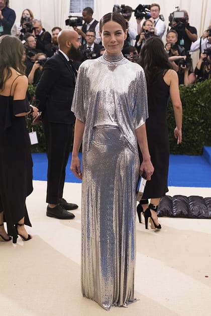 Michelle Monaghan en robe longue métallisée Paco Rabanne