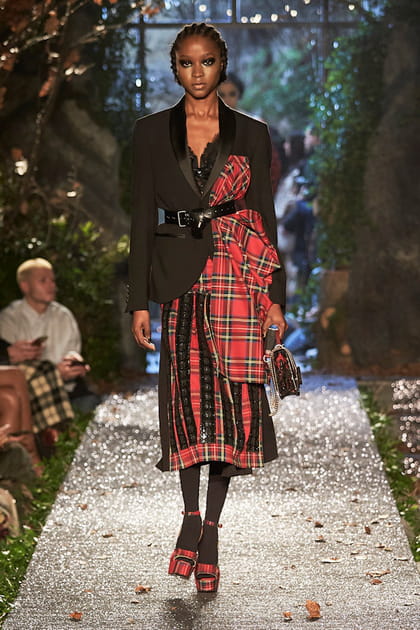 Veste de costume et robe &agrave; carreaux aper&ccedil;ues sur le d&eacute;fil&eacute; Antonio Marras