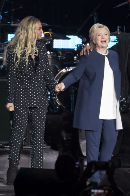 Beyonc&eacute; en smoking noir mouchet&eacute; de tr&egrave;fles blancs