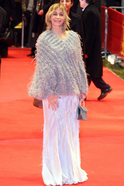 Emmanuelle Béart en pull gris et jupe blanche