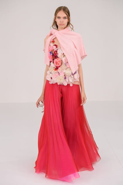 Jupe plissée fuchsia et top à fleurs aperçus sur le défilé Alexis Mabille haute couture