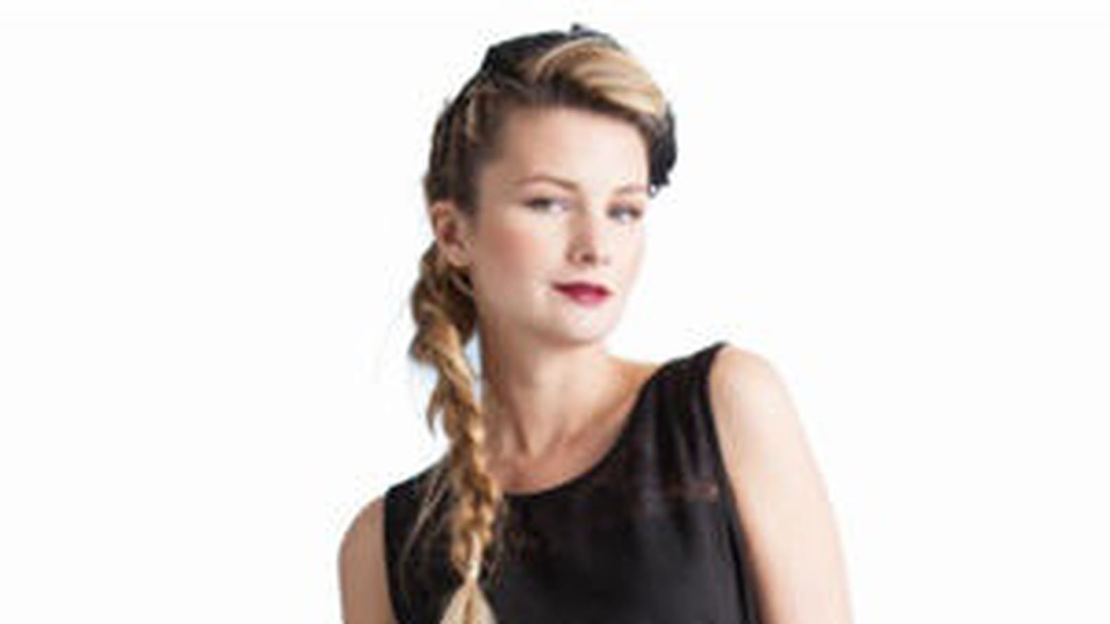 Robe noire col dentelle de Tissaia