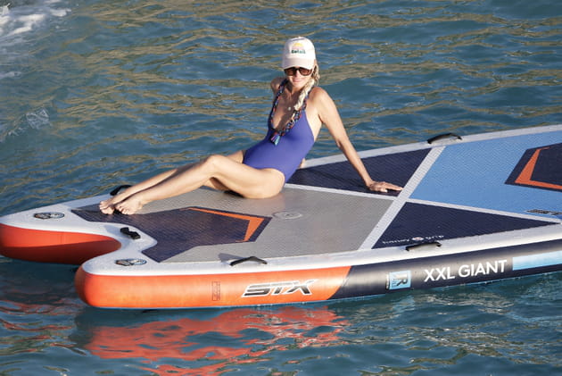 Laeticia Hallyday vogue sur les flots