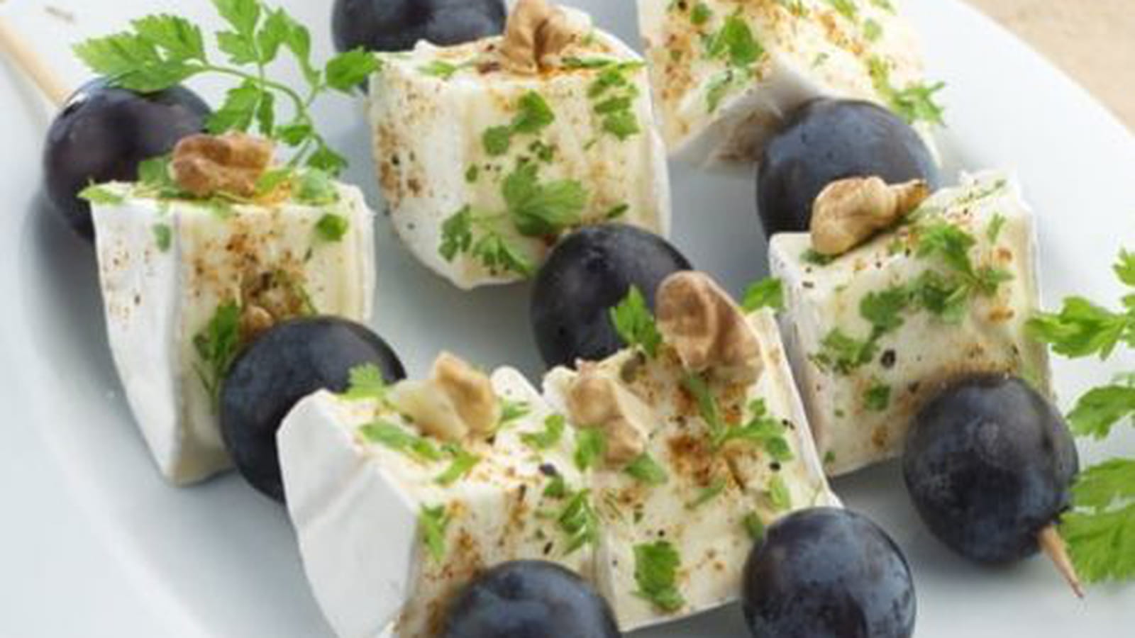 Brochettes Mini Caprice, raisin, épices et noix