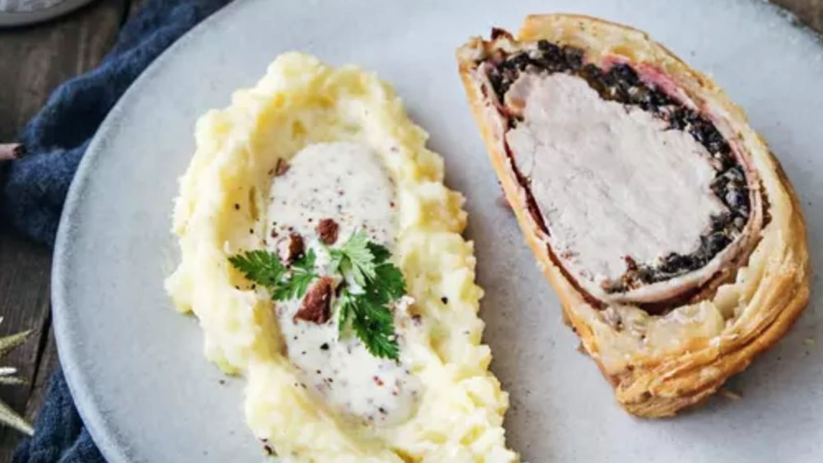 Filet mignon en pâte feuilletée, purée de pommes de terre, sauce à la moutarde Clovis