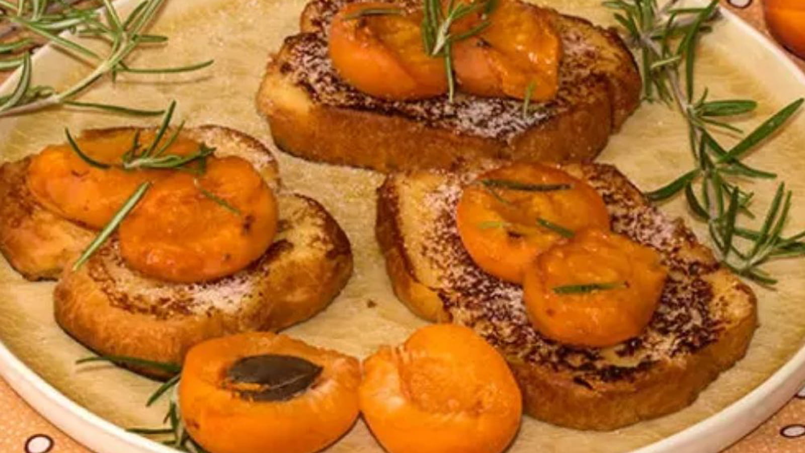 Brioche perdue aux abricots et au romarin