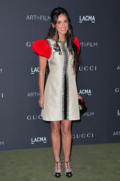 Demi Moore en robe courte à épaules bouffantes