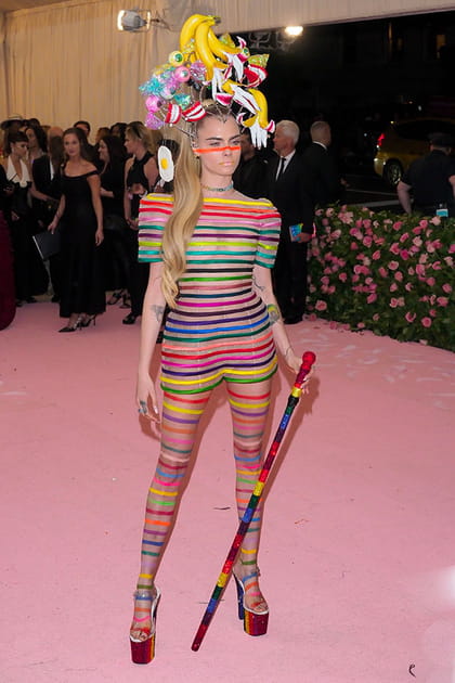 Cara Delevingne en costume multicolore et coiffe fantaisie