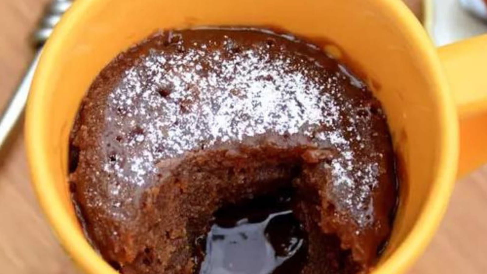 Mugcake au chocolat, coeur coulant au caramel beurre salé