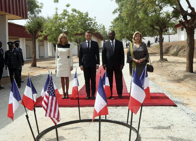 Emmanuel et Brigitte Macron, solennels aux c&ocirc;t&eacute;s du pr&eacute;sident ivoirien et de son &eacute;pouse