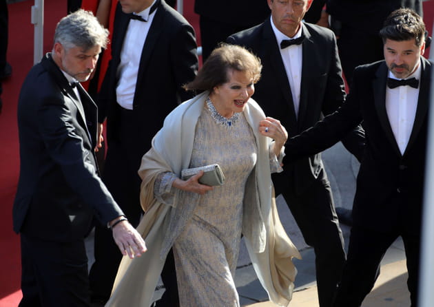 Claudia Cardinale prise dans l'effusion de la Croisette