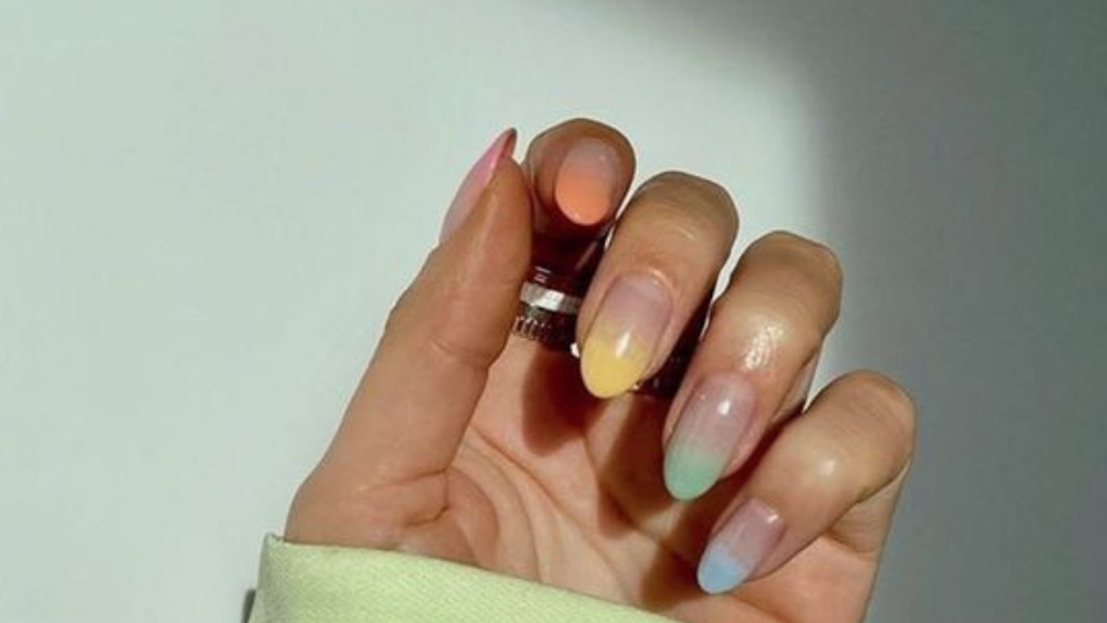 Une manucure multicolore ombrée
