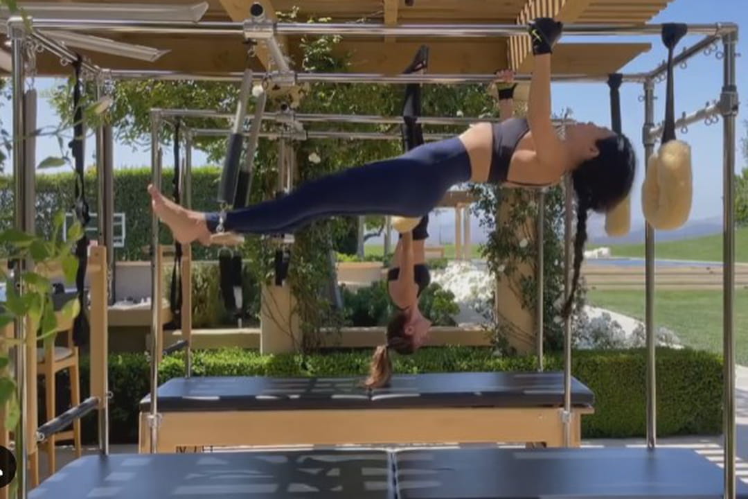 Kourtney Kardashian sculpte ses abdos grâce au Pilates Reformer
