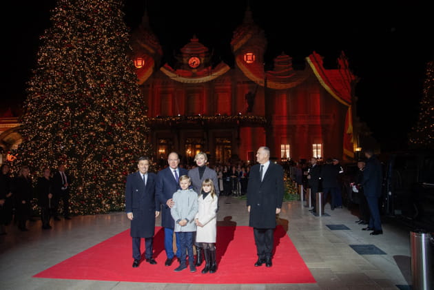 La famille princi&egrave;re pose devant le sapin de la place du Casino