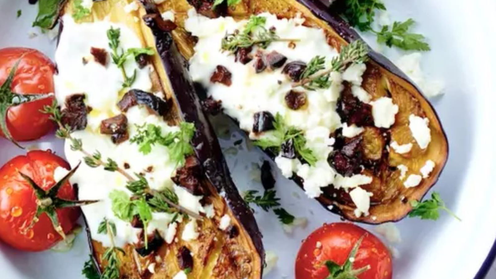 Aubergines rôties aux olives noires Tramier, yaourt grec et feta