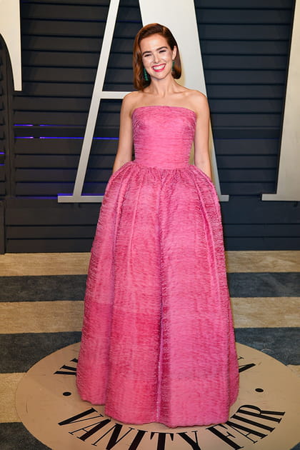 Zoey Deutch en robe rose