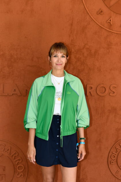 Caroline Anglade en veste verte Lacoste et jupe courte marine