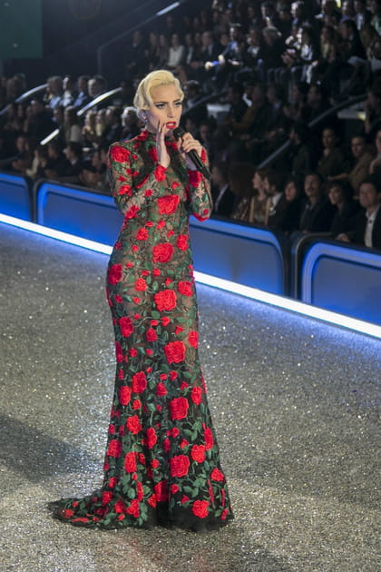 Lady Gaga en longue robe à fleurs rouges et à manches longues YolanCris