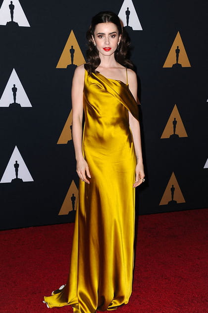 Lily Collins en robe moutarde satinée