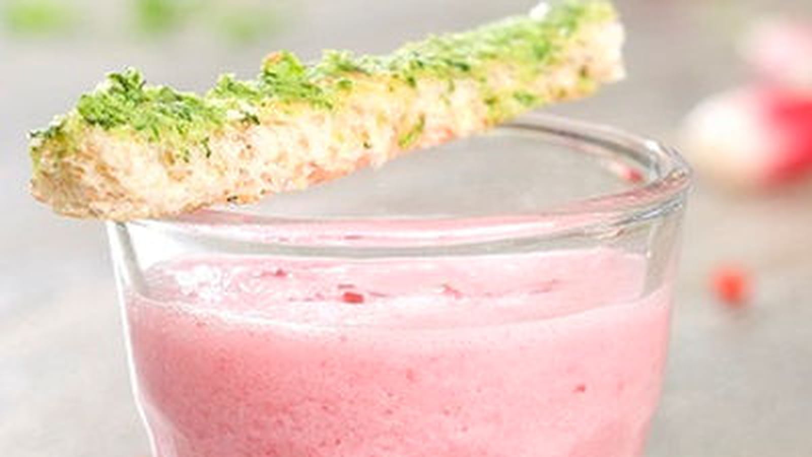 Soupe froide de radis rose, mouillette de beurre à la fane de radis