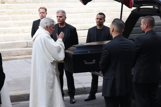 Obsèques de Thierry Ardisson : le cercueil, transporté dans l'église