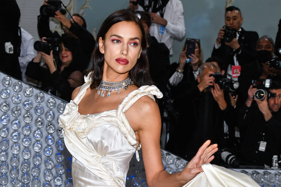 Irina Shayk, unique avec son maquillage bicolore
