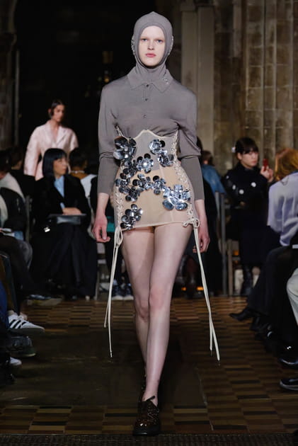 Mini robe corset transparente et top gris &agrave; capuche aper&ccedil;us sur&nbsp;le d&eacute;fil&eacute; Simone Rocha