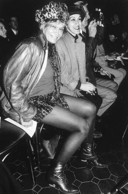 Apprêtée pour assister à un défilé de mode