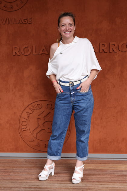 Charlie Bruneau en&nbsp;sandales &agrave; plateformes