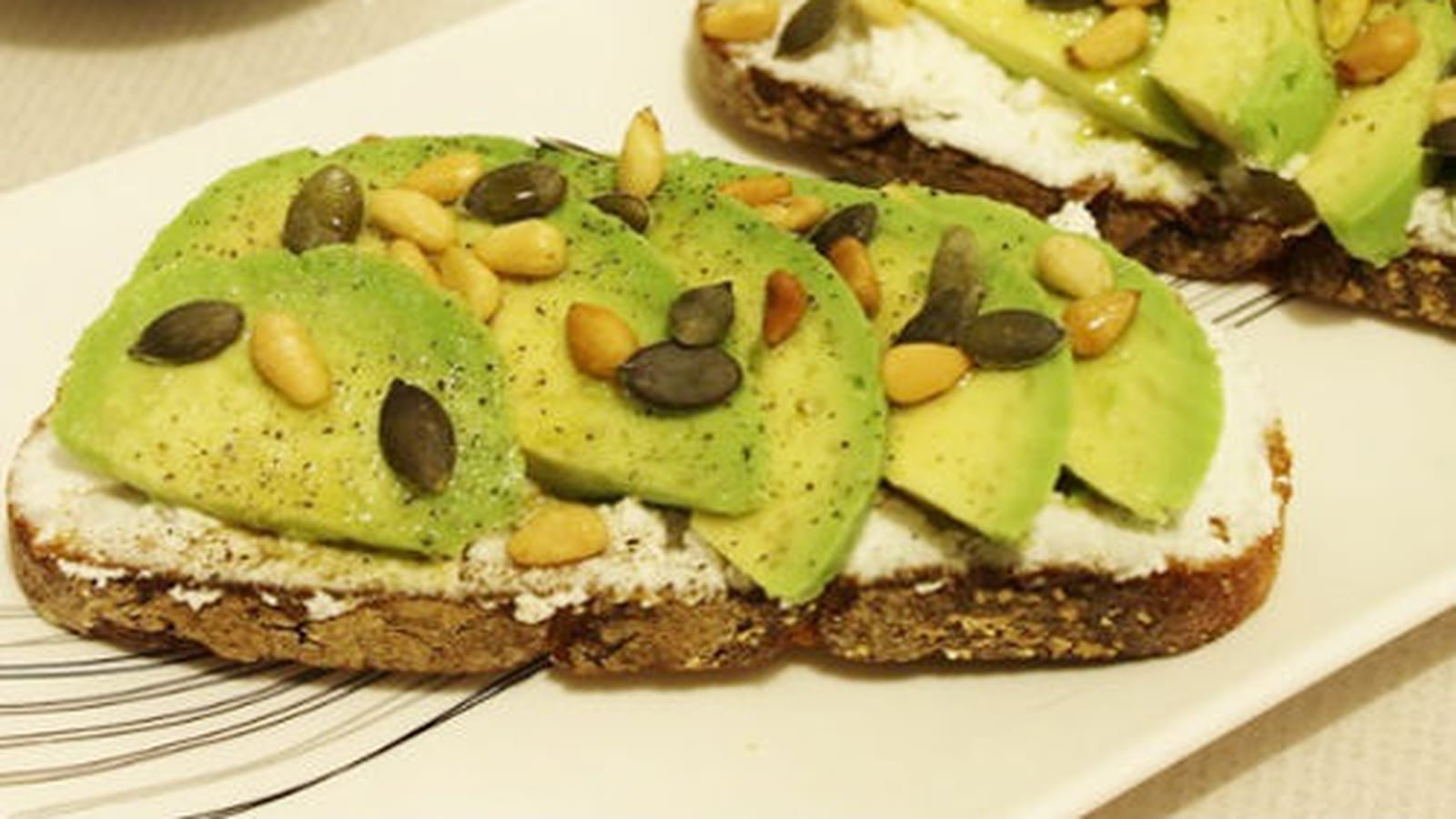 Tartines d'avocats, chèvre frais et graines