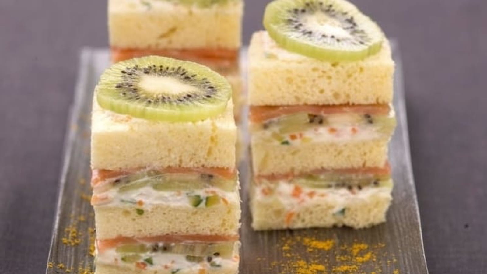 Minis sandwichs au kiwi, saumon fumé et fromage frais