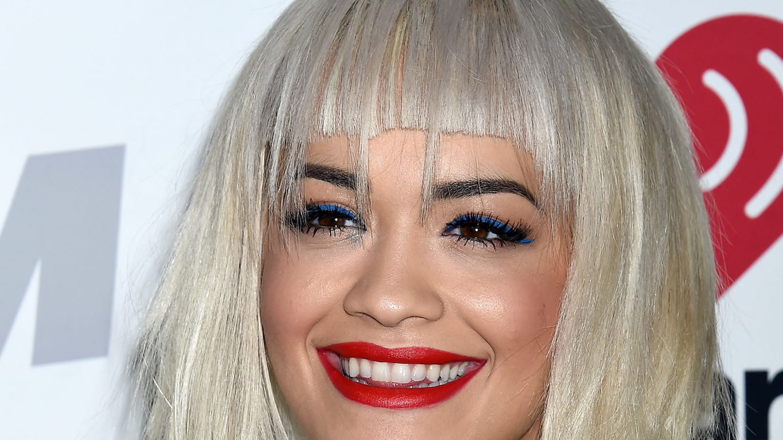 Rita Ora, avec un carré