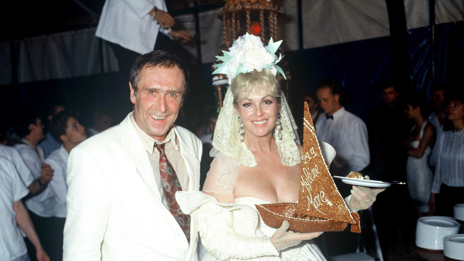 Mylène Demongeot avec son mari Marc Simenon à l'église de Porquerolles, en 1990