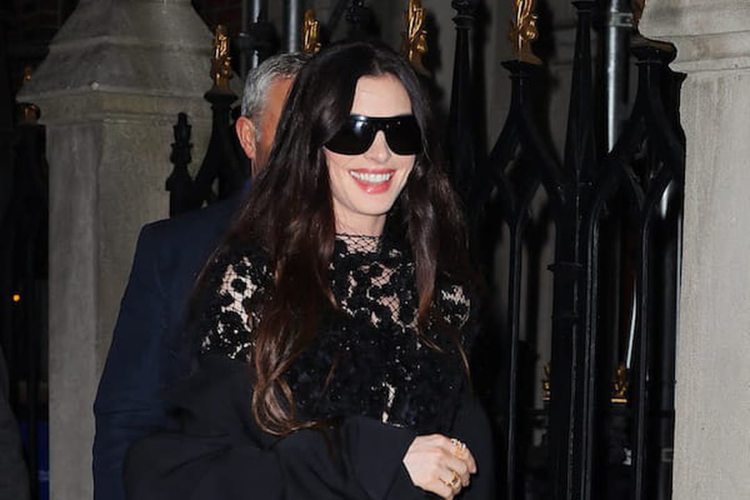 Anne Hathaway réinvente la naked dress en version dark chic