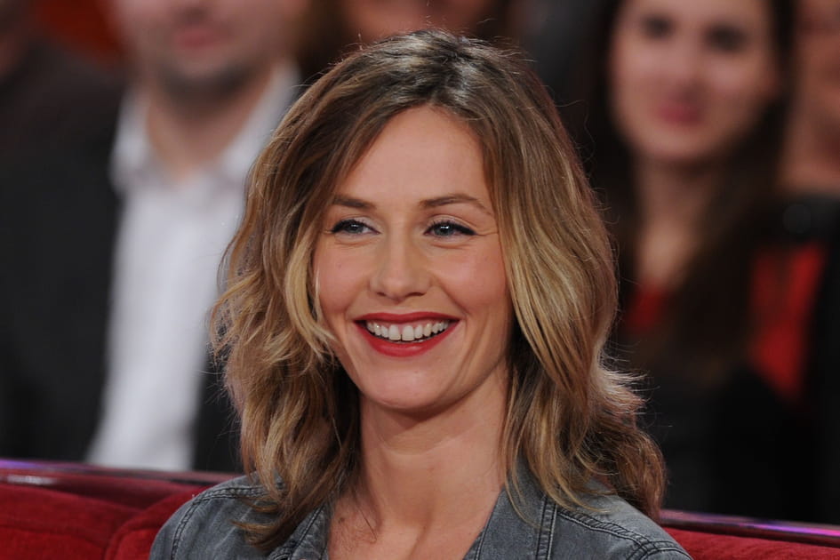 C&eacute;cile de France, glamour avec sa bouche rouge