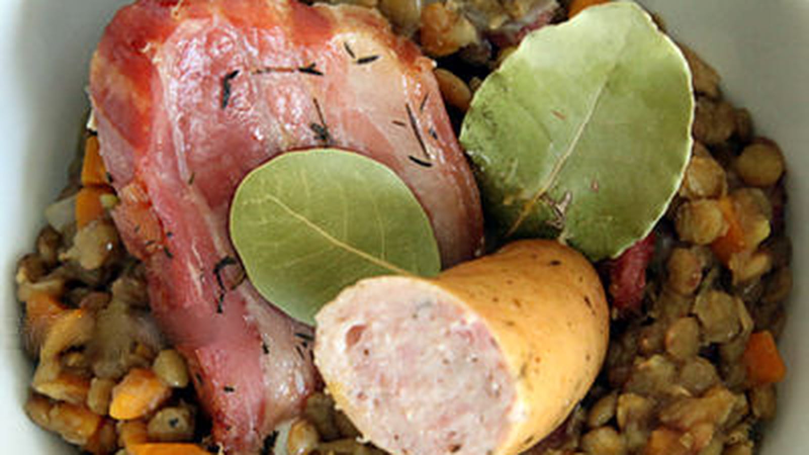 Petit salé aux lentilles, saucisses et lardons fumés