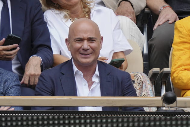 L'ex-star de tennis Andre Agassi attentif à Roland-Garros