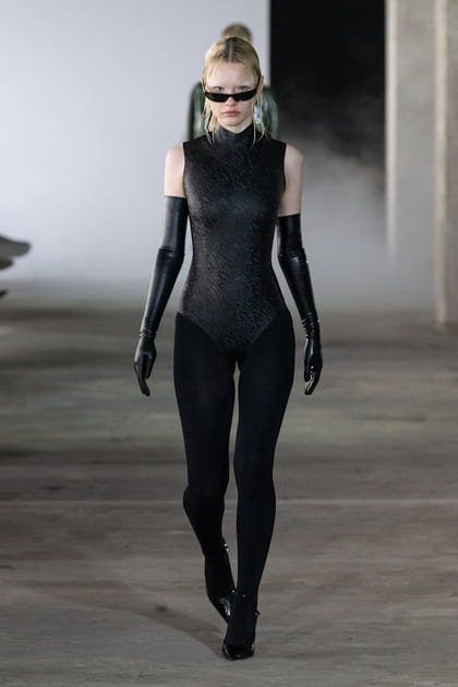 Body et gants noirs aperçus sur le défilé Avellano
