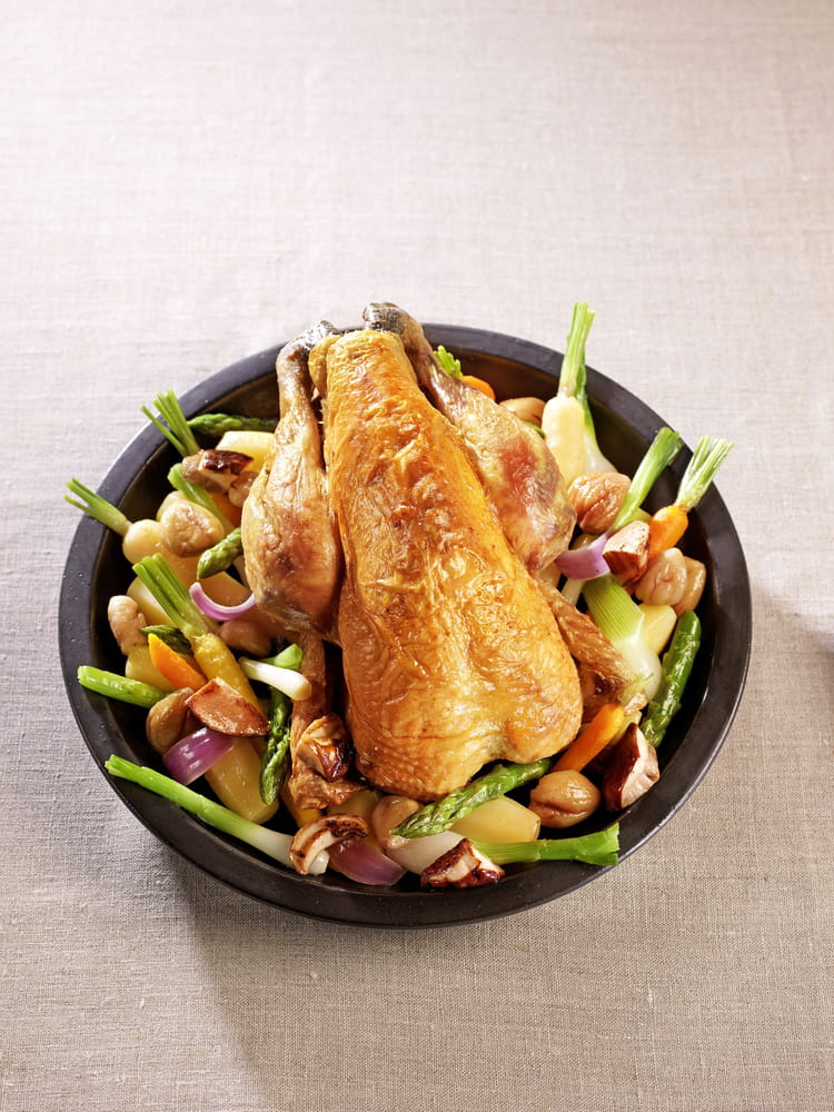 Recette de Poulet de Bresse rôti en cocotte lutée, marrons, cèpes et petits légumes