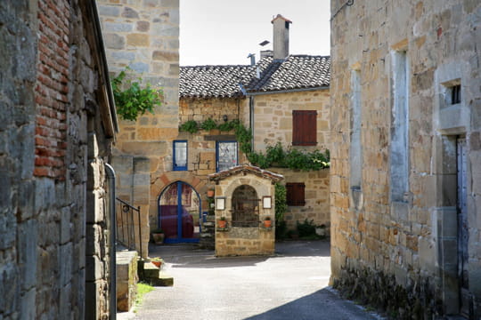 Ce village de France n'est habit&eacute; que par une seule personne - elle y vit en ermite