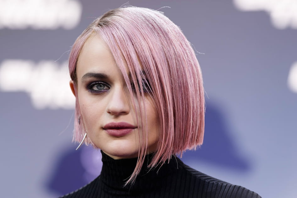 Le carr&eacute; court rose de Joey King