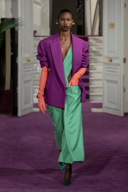 Combipantalon verte, veste violette et gants saumon aperçus sur le défilé Valentino