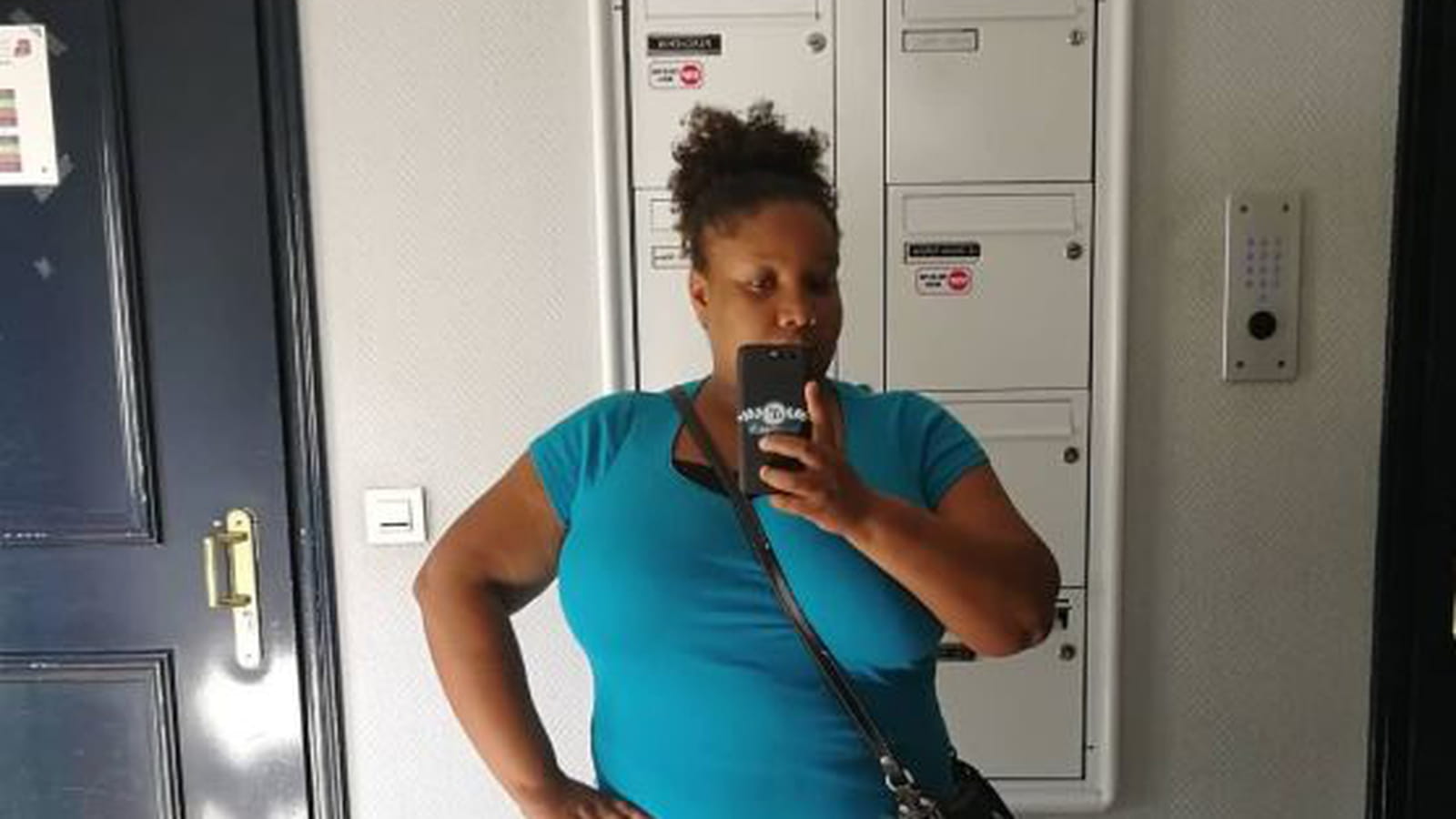  @elawanblog commence la semaine, joyeuse et sereine avec son joli body 