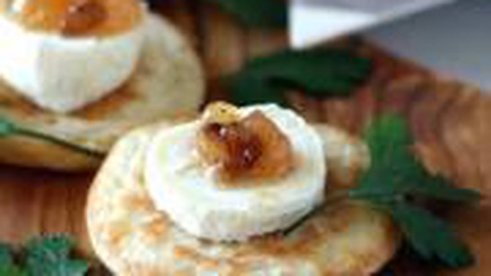 Blinis au bouchon du Quercy, confiture de poire cannelle et éclats de noix