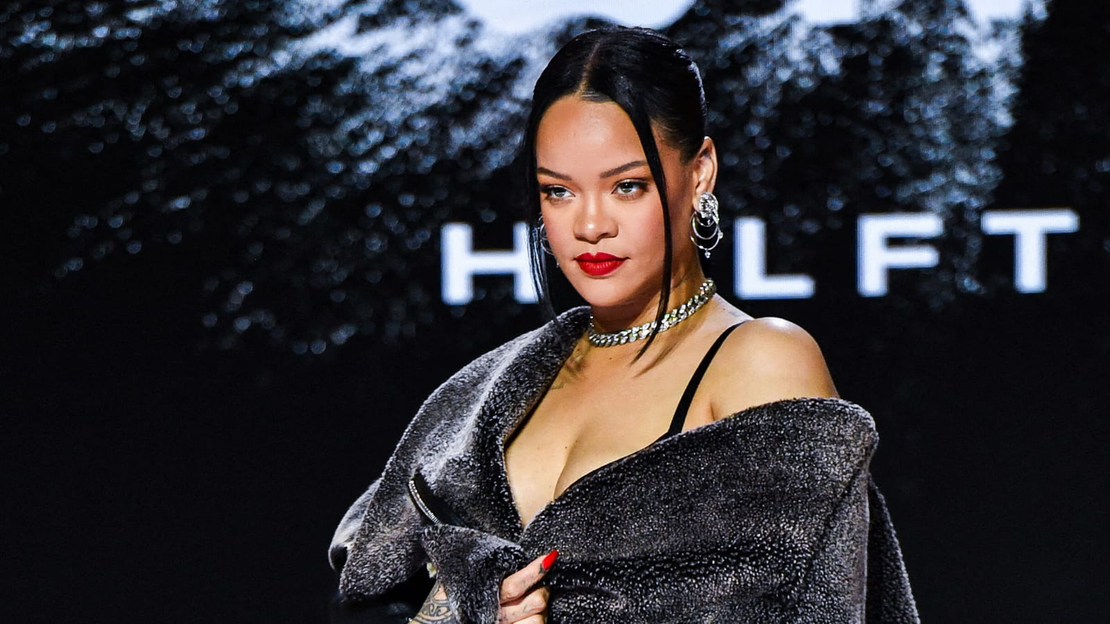 Rihanna, avec ses cheveux noirs