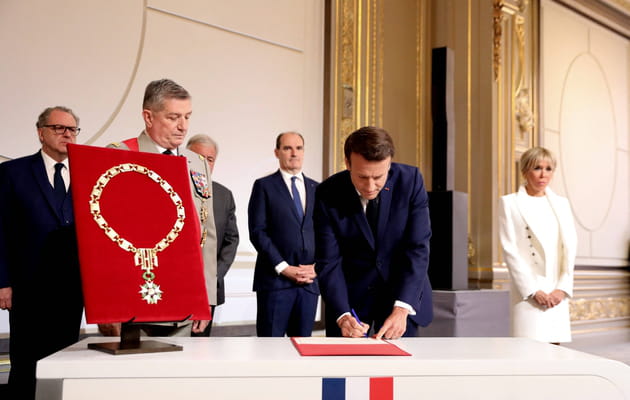 Emmanuel Macron, d&eacute;sign&eacute; Grand Ma&icirc;tre de l'Ordre national de la L&eacute;gion d'Honneur devant Richard Ferrand, G&eacute;rard Larcher, Jean Castex et Brigitte Macron