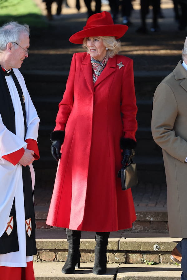 reine-Camilla-Noel-tenue-rouge